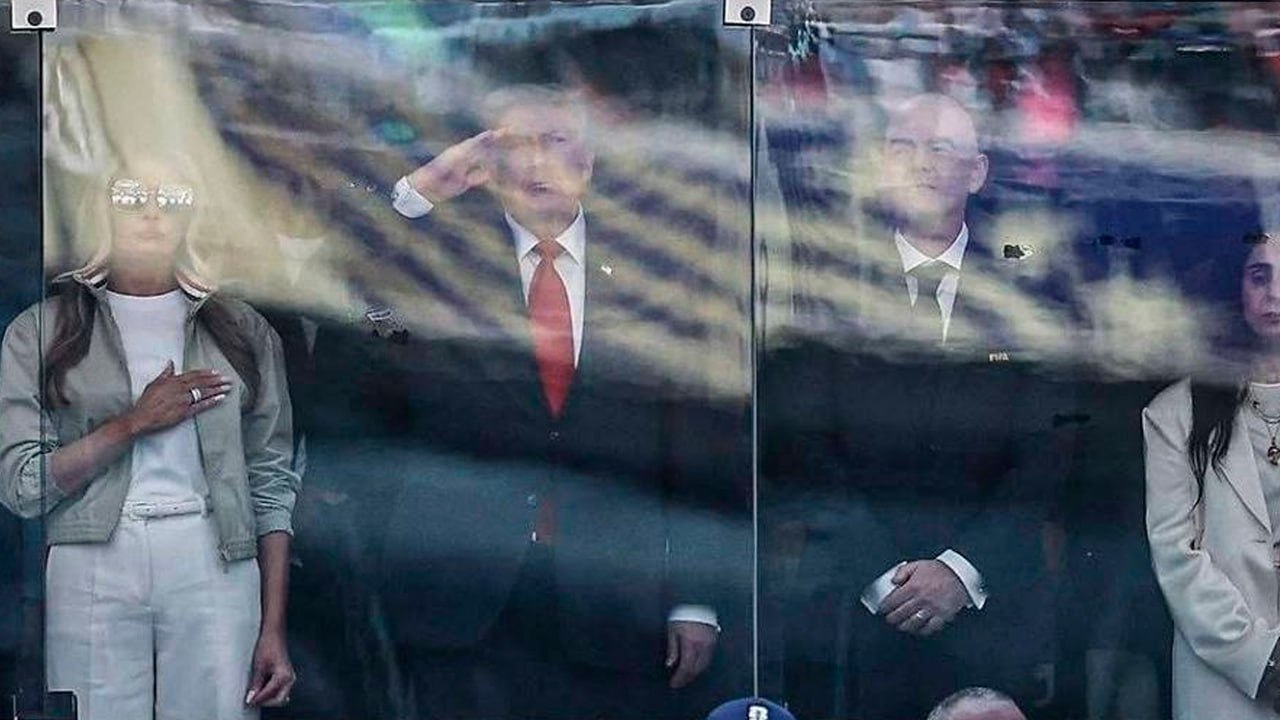 Tramp final oyununu güllə keçirməyən şüşəli baryerdən izləyir